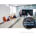 Raak interactief whiteboard Smart Board aan voor conferentie